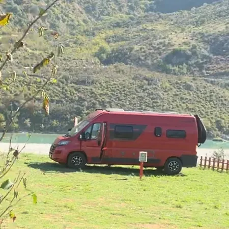 Rv Parking And Wild River مكان تخييم *
